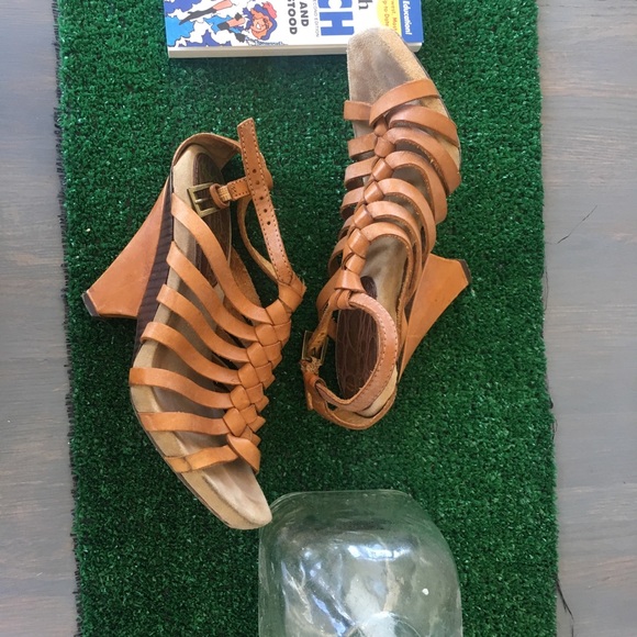 Sam Edelman - Picture 2 of 3